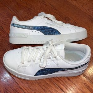 Woman's white Puma sneakers